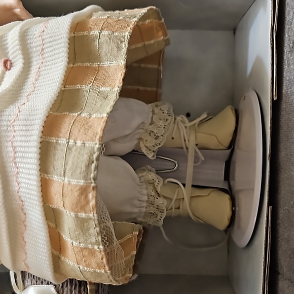 NIB Samantha Collection by Hollylane Limited Ed. Porcelain Doll w/ Stand 2004 - Picture 11 of 12